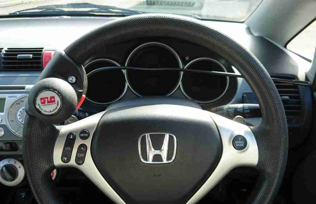 view of steering wheel with steering knob and indicator extension